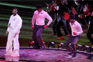 Las coreografías fueron clave en la presentación del cantante.
