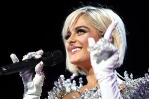 bebe-rexha-kiss-fms-jingle-ball-2018.jpg