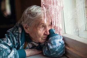 Los adultos entre más envejecen se despiertan más temprano