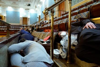 (FOTOS) PRIMERA VEZ EN LA HISTORIA DE EEUU QUE PASA EN EL CAPITOLIO 52 Algunas personas se refugiaron detrás de los asientos en la Cámara de Representantes.