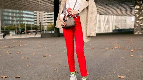 blusa roja con tenis blancos