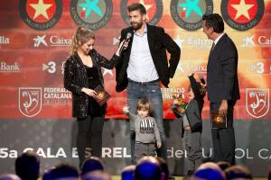 Shakira y Piqué con Milan y Sasha en una entrega de premios.
