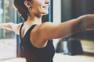 mujer-feliz-yoga.jpg