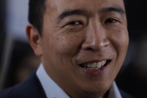 El empresario Andrew Yang se retiró de la carrera presidencial demócrata en febrero.
