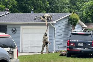 Equipo SWAT responde a atrincheramiento en Arlington. 