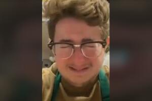 Joven llora por trabajar 8 horas 