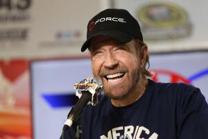 Chuck Norris con gorra