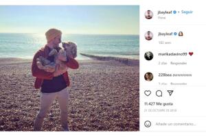 Jonathan Bailey con su mascota.jpg