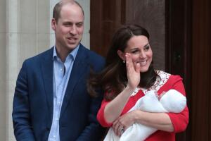 El príncipe William y Kate Middleton presentan a su bebé