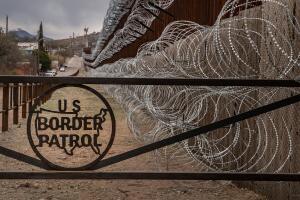 Votantes a favor de la propuesta que criminaliza la inmigración ilegal en Arizona