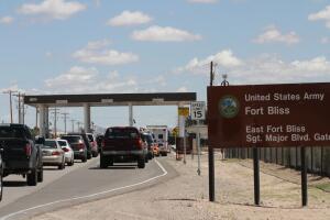Detenidos en Camp East Montana enfrentan cuarentena debido a un brote de sarampión; autoridades investigan la atención médica en la instalación.
