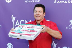 John Schnatter, el fundador de la cadena de pizzerías Papa John's renunció a la presidencia de su compañía. 