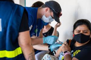 Puedes vacunarte contra el Covid-19 en las clínicas móviles de FEMA en el condado de Pima. 