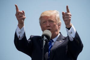 El presidente Donald Trump da un discurso de graduación en la Academia de la Guardia Costera de EEUU, el 17 de mayo de 2017, en New London, Connecticut.
