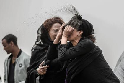 <b>Desesperación después de la tragedia. </b>Un familiar de una de las víctimas del accidente del Boeing 737 Max 8 de Ethiopian Airlines que
<a href="https://www.univision.com/noticias/mundo/mundo/el-piloto-dijo-que-tenia-problemas-y-queria-regresar-revela-la-compania-del-avion-que-se-estrello-en-etiopia">se estrelló poco después del despegue en Abeba, Etiopía, en marzo de 2019</a>. Al menos 200 familiares de las víctimas se acercaron al lugar donde cayó el avión accidentado para honrar a sus seres queridos.