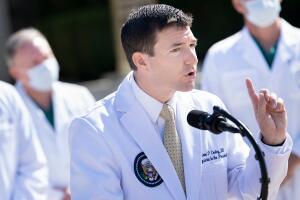 Sean Conley, médico del presidente estadounidense Donald Trump, ofrece una conferencia de prensa el 4 de octubre del 2020 en el hospital militar Walter Reed en Bethesda, Maryland.