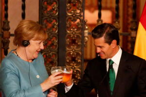 Angela Merkel y Enrique Peña Nieto brindan con cerveza