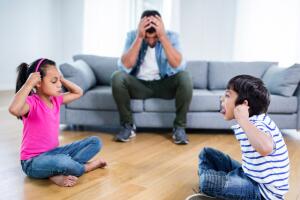 hermanos-peleando-papa-frustrado.jpg