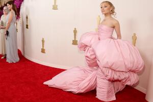 Ariana Grande caminó por la alfombra roja con este vestido con capas, voluminoso y de alta costura de Giambattista Valli, con joyas Tiffany & Co.