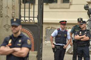TOPSHOT-SPAIN-CATALONIA-POLITICS-POLICE-REFERENDUM