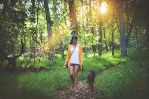 mujer-perro-pasear-al-perro-parque.jpg