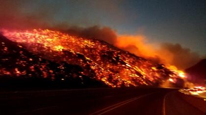 <b>IRON ALPS COMPLEX -</b> Este incendio comenzó el 21 de junio de 2008, y recién pudo ser contenido en su totalidad, el 1 de septiembre de ese mismo año. El siniestro se habría iniciado por un relámpago y se propagó en el área de Junction city,
<b> en el condado de Trinity,</b> al norte de California. Pese a la duración de este siniestro,
<b>las víctimas fatales fueron 10</b> y resultaron destruidas 105,855 acres de vegetación y 10 estructuras.