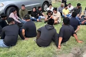 Autoridades de Texas reportaron el hallazgo de 40 inmigrantes ocultos en dos tractocamiones durante operativos realizados en la Interestatal 35 cerca de Laredo.