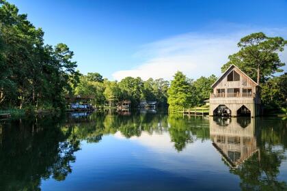 <b>5. Magnolia Springs, Alabama.-</b> La ciudad está rodeada de majestuosos árboles de magnolia y está rodeada de manantiales naturales. Tiene una pequeña población de 804 habitantes y es la única ciudad de EEUU que tiene servicio de correo completo durante todo el año en barco. <br>