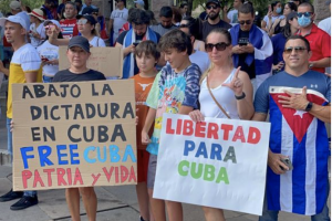 Cubanos se manifiestan frente al Capitolio de Texas este domingo 