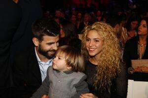 Shakira y Piqué con Milan y Sasha en una entrega de premios.