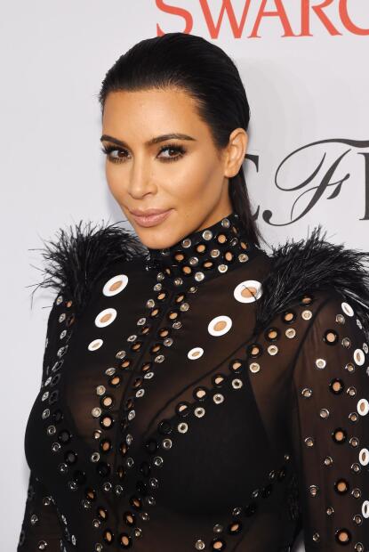 Cuando Kim Kardashian, media hermana de Kylie, posó para Playboy, lo hizo para la edición de diciembre de 2007. Según un artÃulo de
<b><a href="https://www.harpersbazaar.com/fashion/trends/a1160/naked-celebrity-pictures-0510/" target="_blank">Harper's Bazaar,</a></b> fechado en 2014,
<b><a href="https://www.univision.com/famosos/a-kim-kardashian-le-ofrecen-trabajo-como-abogada-incluso-con-ropa-video" target="_blank">la futura abogada</a></b> dijo sentirse arrepentida de haberlo hecho y compartió que fue su madre, Kris Jenner, la que la convenció para posar en la famosa publicación.