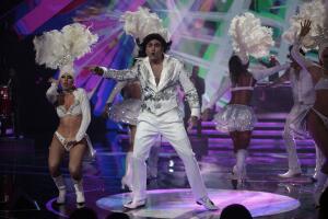 El "incalificable" estilo de Albertano para cantar y bailar 'Macumba'