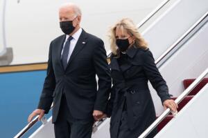 El presidente Joe Biden y la primera dama Jill a su llegada a la base aérea de Dove.