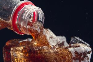 Los refrescos “diet” no siempre son la alternativa saludable que parecen.