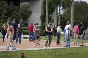 Electores esperan para votar el 19 de octubre del 2020 en Westchester, Florida.