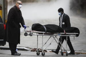 Funeraria recoge cuerpo en Nueva York