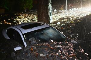 Tormenta al sur de California deja dos muertos, personas atrapadas y alertas vigentes.