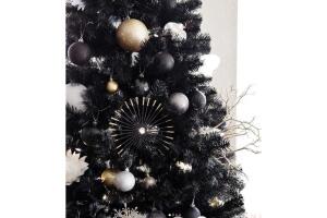 Árbol de Navidad negro con adornos dorados y negros