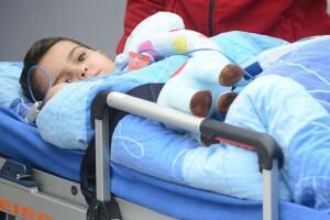 Las autoridades investigan cómo ocurrió la caída y si hubo negligencia en la supervisión del menor.