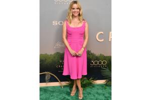 Reese Witherspoon - Famosas que han brillado con un vestido rosa grosby.jpg