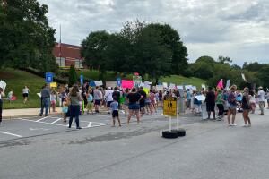 Protestas en la sede de las Escuelas Públicas del condado de Gwinnett