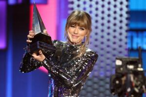 taylor-swift-amw-1.jpg