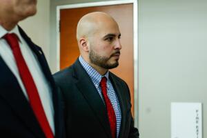  Exoficial del NYPD condenado a prisión por lanzar una hielera que mató a un hombre.