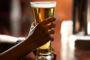 cerveja-maos-mulher.jpg
