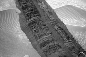 Curiosity Tracks in 'Hidden Valley' on Mars