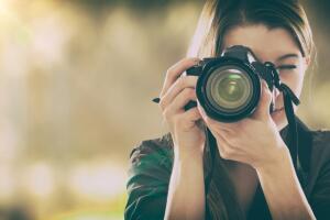 Mujer sacando una foto