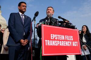 Los representantes Thomas Massie (republicano por Kentucky) y Ro Khanna (demócrata por California) promovieron la ley para que se publiquen los archivos de Epstein.