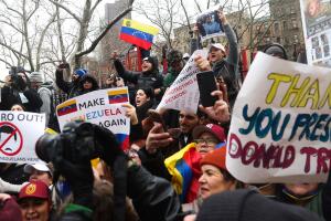 Protestas y tensión en Nueva York durante primera audiencia de Nicolás Maduro.