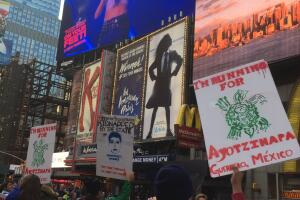 Ayotzinapa vive en Times Square