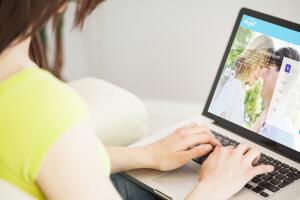 Mujer buscando cita online